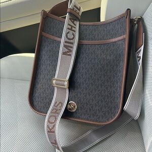 Michael Kors Luisa Large Signature Logo Messenger Bag New with tags